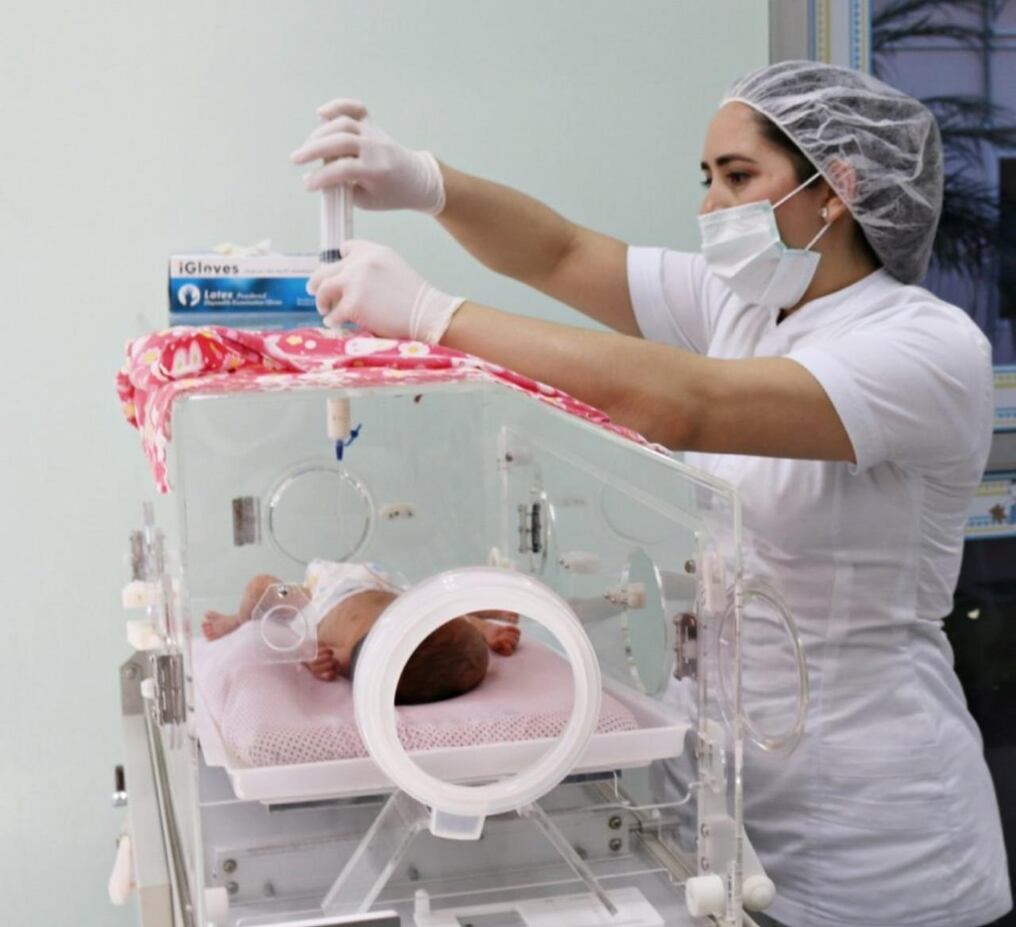 Niño internado en el Hospital Los Ángeles recibe alimento proveído por el Banco de Leche del citado hospital. Unos 60 litros por mes colecta el banco mediante un trabajo dentro del hospital y con colectas a domicilio. Foto: Gentileza