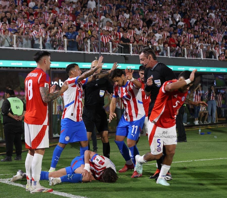 Durante un incidente entre jugadores de Paraguay y Chile cayeron proyectiles. Foto: Jorge Jara