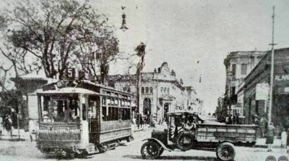 Al principio del Siglo XX, incursionaron en las calles de Asunción los primeros medios de transportes. Esta foto es sobre Estrella esq. Ntra. Sra. de la Asunción – publicado por Roberto Enrique Sandoval. Grupo del Facebook: Fotos Antiguas e Historia del Paraguay. 