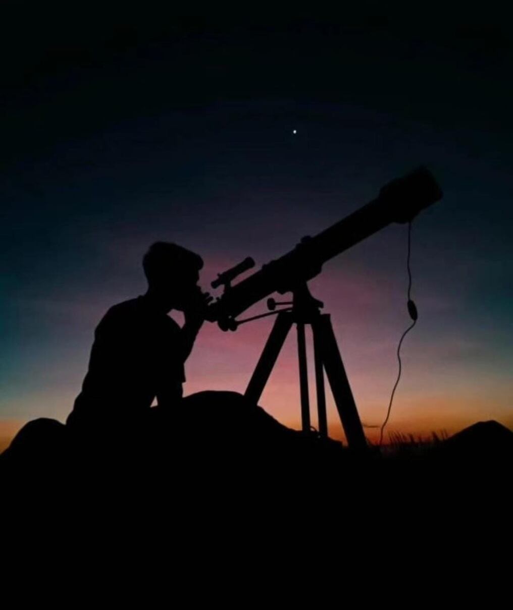 Aun en una noche con luna, el brillo de la Vía Láctea se puede apreciar con nitidez. Dos telescopios revelan estrellas más lejanas. Foto: @astrotrilhasrj