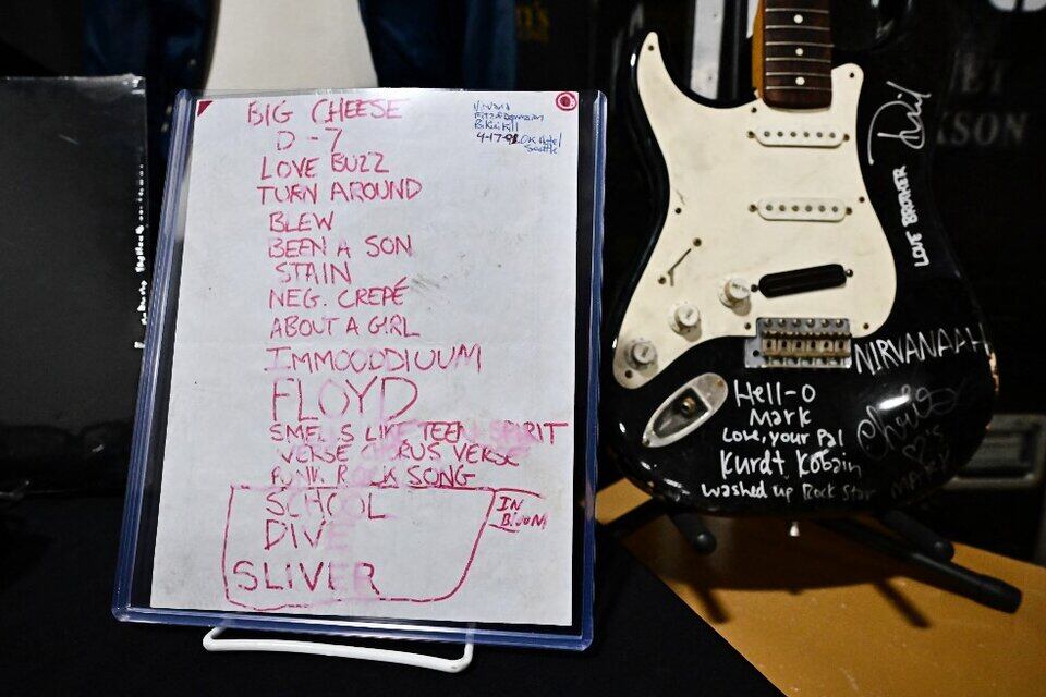 Kurt Cobain destrozó la Fender después de interpretar "Smell Like Teen Spirit" en un concierto en vivo en 1991. (Foto: AFP)