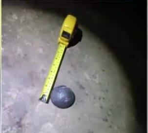 La bola de metal, cuya explosión, habría causado la muerte del joven en la ciudad de Capiatá. Foto: Captura de pantalla