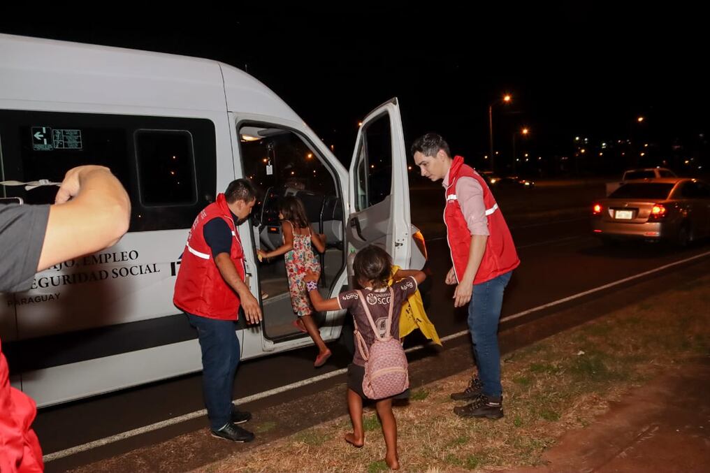 El Ministerio de la Niñez realizó un operativo donde se logró rescatar a niños y niñas de la costanera de Encarnación. Foto: Gentileza