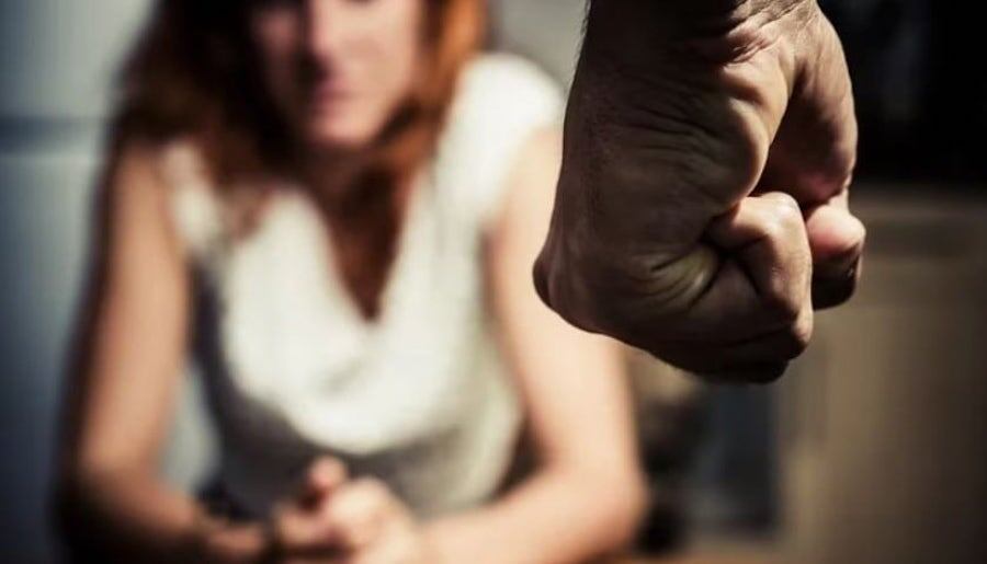 Fue imputado el hombre denunciado por su expareja por violencia familiar. La habría golpeado porque le exigió el pago de G. 5 millones a cambio de no divulgar vídeos íntimos de cuando era pareja y la mujer no pagó. Foto: Ilustrativa