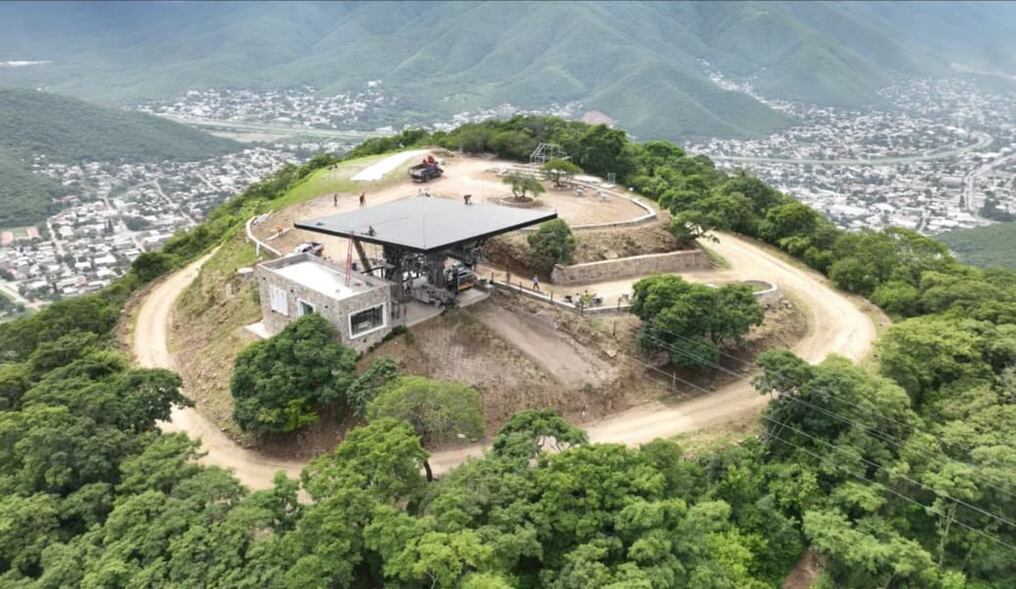 Un nuevo atractivo el teleférico espera a turistas en la envolvente Salta, conectando con la cima del cerro San Bernardo con la del cerro Ala Delta. Foto: Gentileza