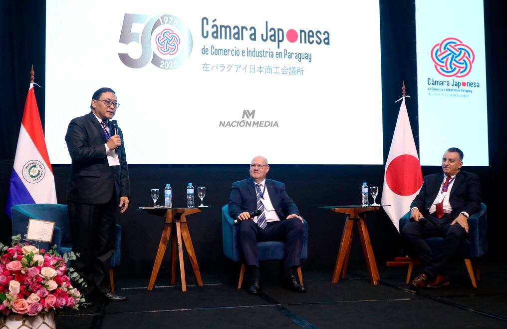 Lázaro de Figueiredo (centro) durante un conversatorio por el 50 aniversario de la Cámara Japonesa en Paraguay. Foto: Cristóbal Núñez