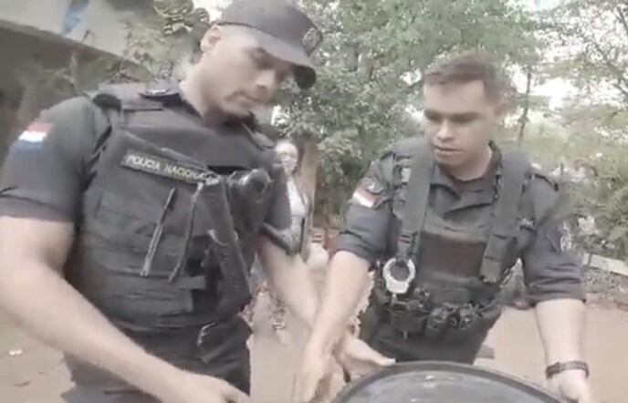 Agentes de la Comisaría 24 rescataron a la serpiente, la depositaron momentáneamente en un bidón y la soltaron a orillas del río Paraguay. Foto: Captura de video