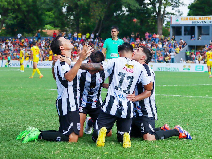 Jugadores de Santaní en el festejo de un gol de Juan Roa. Foto: @INTERMEDIAAPF