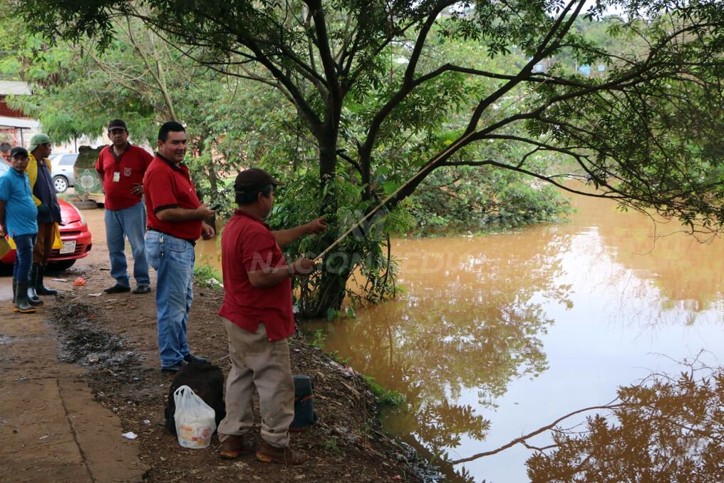 El barrio San Rafael de Ciudad del Este suele ser uno de los primeros afectados por el desborde del arroyo Acaraymi que cruza por la comunidad. En el lugar fue encontrado el cuerpo del hombre que había sido arrastrado por el raudal el domingo último. Foto: Gentileza
