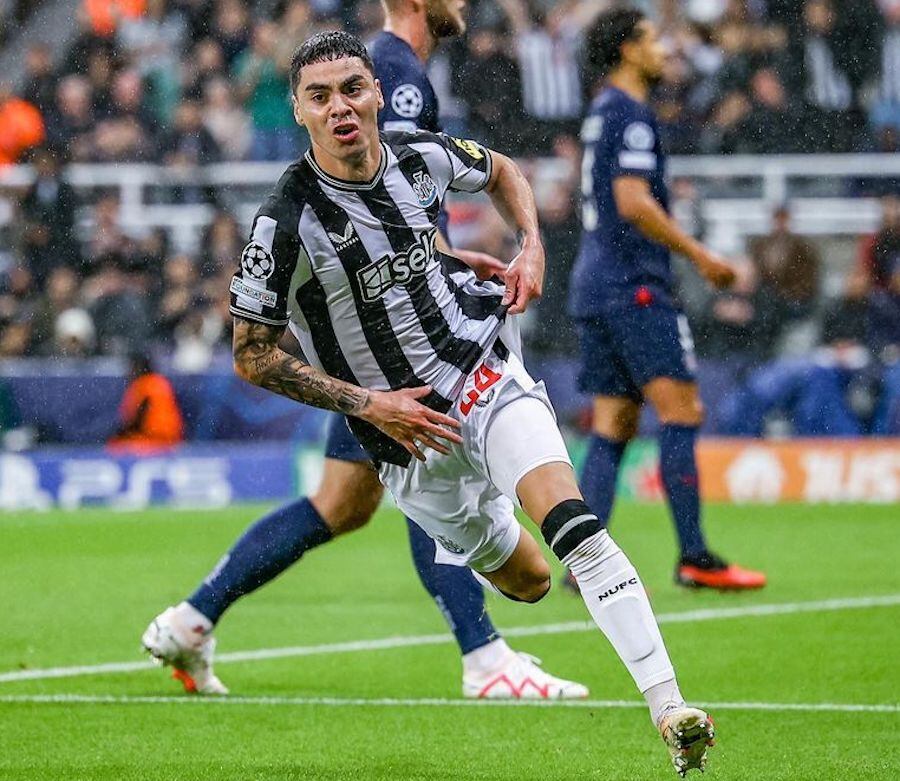 Miguel Almirón pasa un gran momento en el Newcastle, su último gol fue ante el PSG por la Liga de Campeones