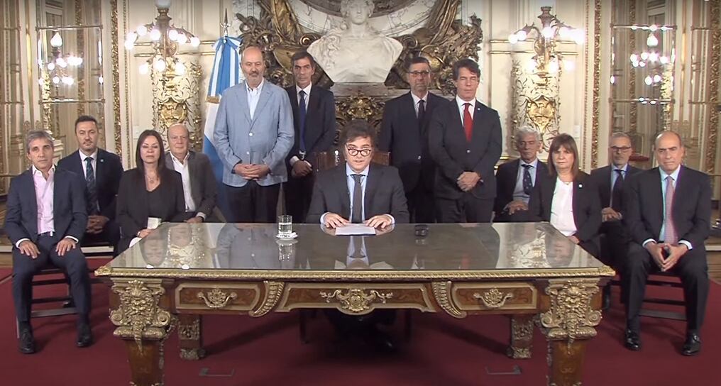 “¡Argentinos de bien, estamos por el buen camino! No dejemos que se nos interpongan la casta delincuente que busca coimas y/o perpetuar el statu quo decadente”, escribió el presidente Javier Milei en la red X. Foto: AFP