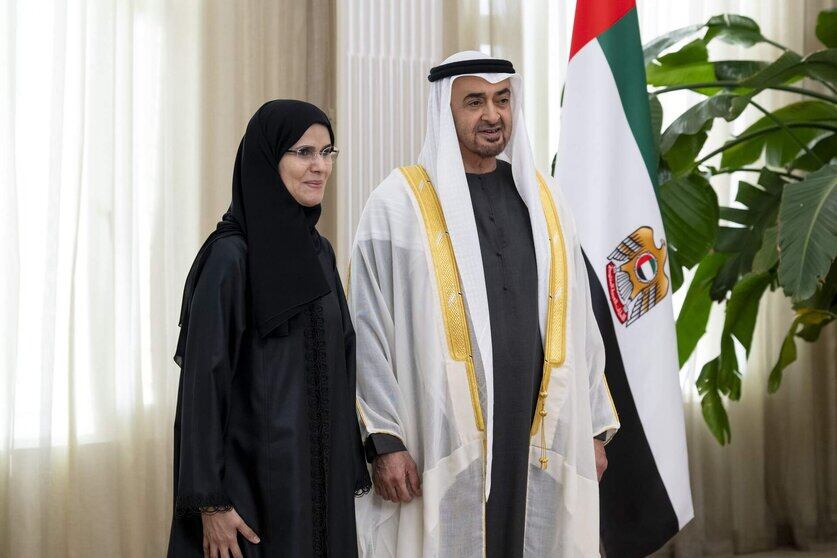 La embajadora de EAU ante Paraguay, Al Saghira Wabran Hamad Mubarak Al Ahbabi, junto al presidente del país, el jeque Mohamed bin Zayed Al Nahyan. Foto: WAM