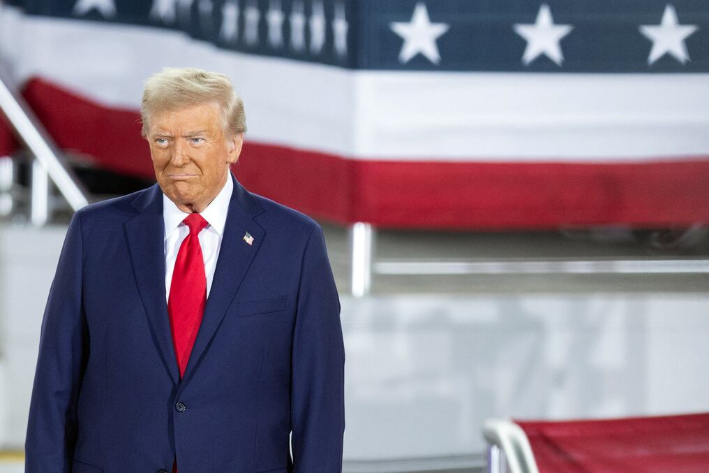 Donald Trump llega para hablar durante un mitin de campaña en el J.S. Dorton Arena en Raleigh, Carolina del Norte. Foto: AFP
