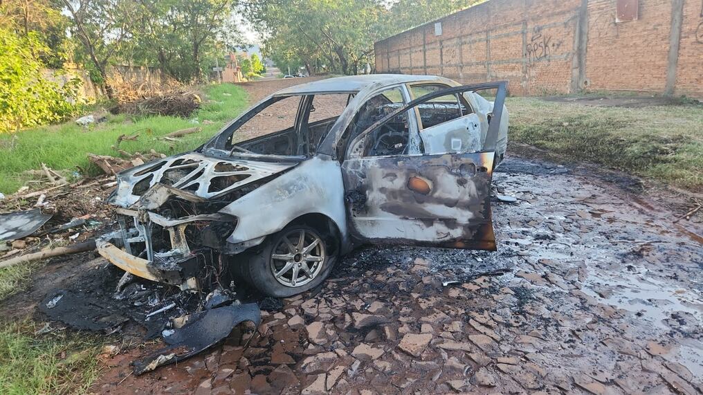 Vehículo utilizado por asaltantes y luego incendiado a pocos metros. La banda llevó dinero y aparatos celulares. Foto: Gentileza