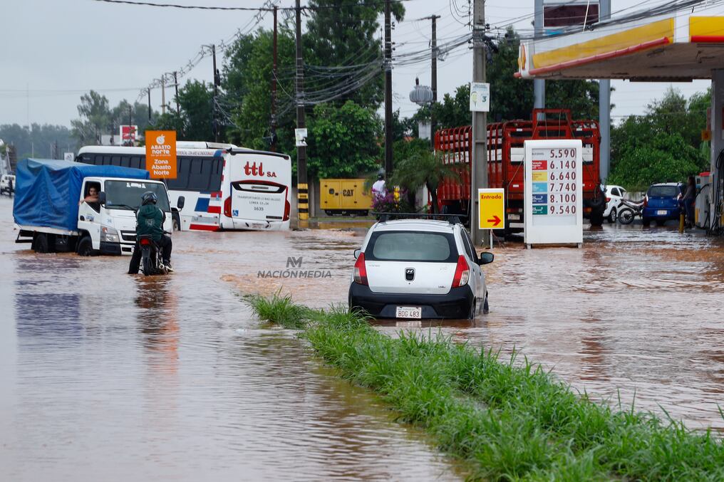 Se declaró emergencia vial y sanitaria en la ciudad de Limpio por el fuerte temporal que se registró este miércoles. Foto: Emilio Bazán