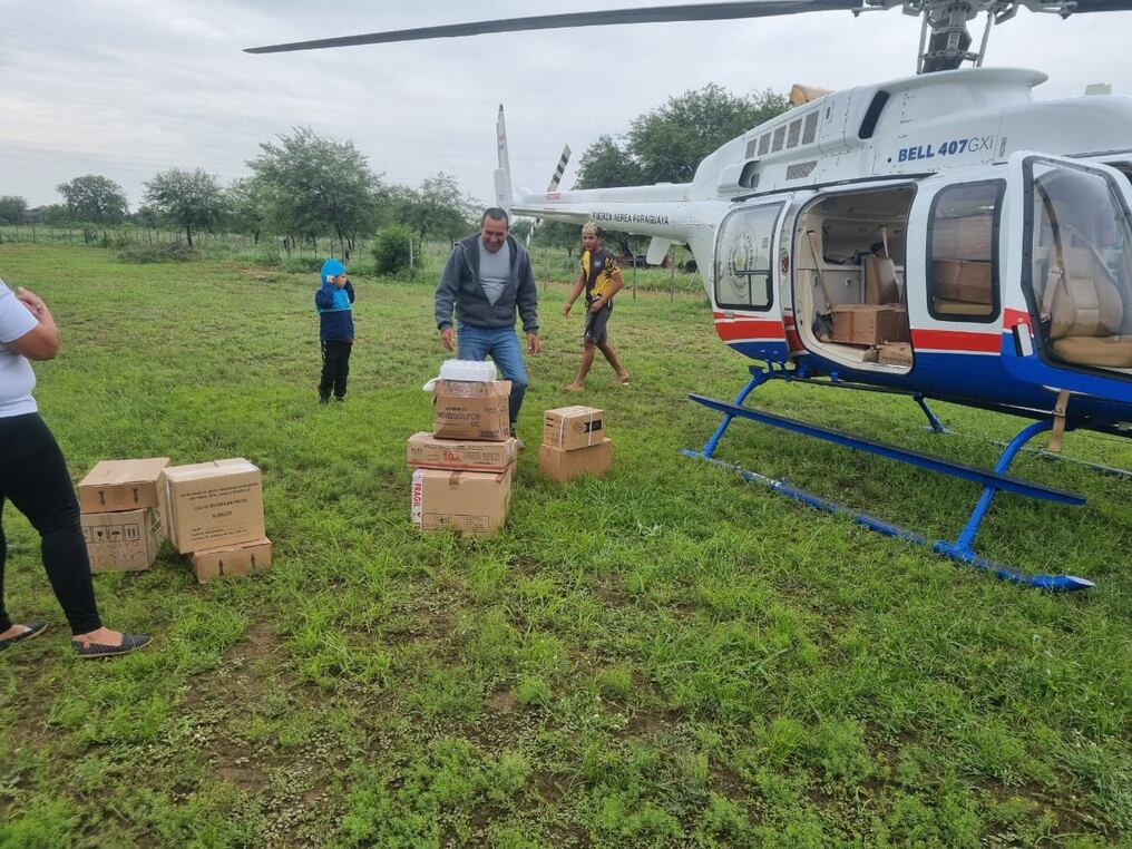 Mediante el puente aéreo, el Estado paraguayo está llegando a todas las comunidades chaqueñas, incluso a las más pequeñas y alejadas, utilizando los helicópteros de las fuerzas aéreas y el helicóptero presidencial. Foto: Gentileza