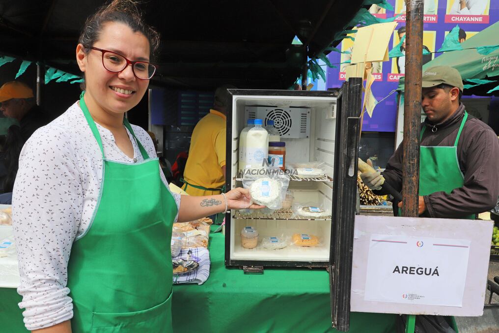 Ella es Norma Martínez, se dedica a producir leche de cabra y a partir de esta, a elaborar desde queso tradicional, gourmet con especias, dulce de leche y queso crema en presentaciones diversas. Foto: Néstor Soto