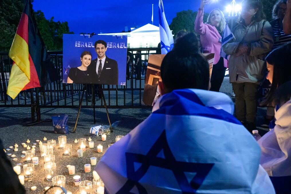 Vigilia con velas en la Plaza Lafayette, frente a la Casa Blanca, tras un tiroteo que dejó dos muertos. Foto: Mandel Ngan/AFP