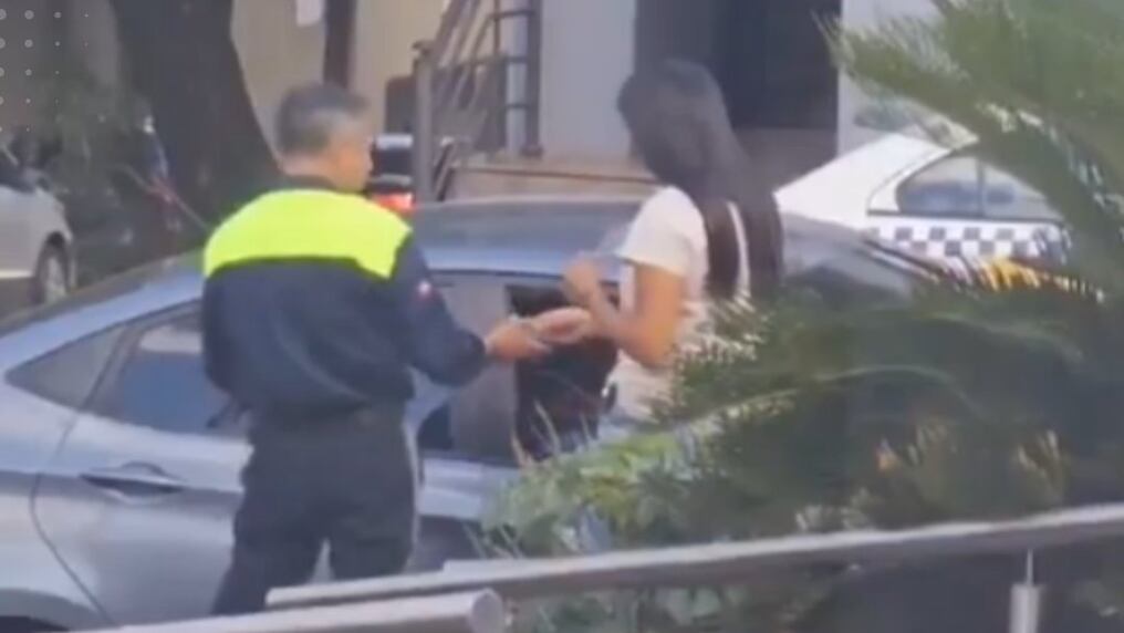 El agente alegó en su defensa que efectivamente recibió la plata, pero en concepto de pago por la infracción que habría cometido el automovilista. Foto: Captura de pantalla