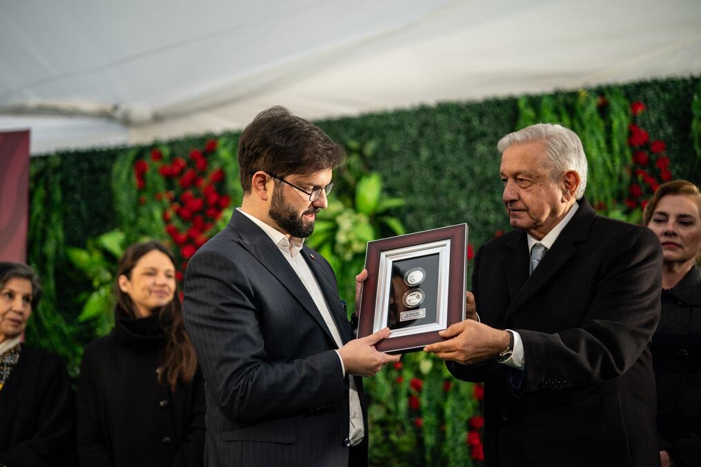 El presidente mexicano participó en Chile de la conmemoración de ‘50 años del exilio chileno en México’, junto a Gabriel Boric. Foto: @GobiernoMX