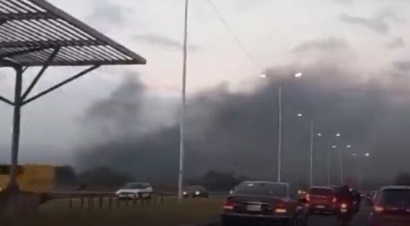 El incendio afectó la visibilidad en el tránsito vehicular por la Costanera de Asunción. Foto: Captura de pantalla
