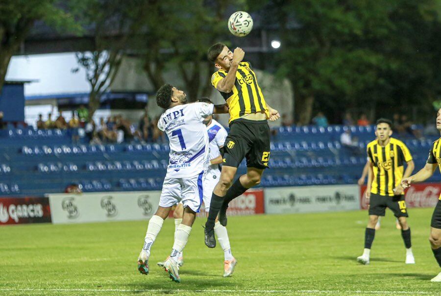 El empate sin goles entre Ameliano y Guaraní no aportó mucho para las pretensiones de ambos equipos.FOTO: APF