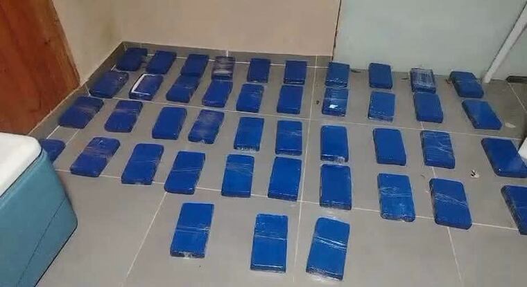 Panes de presunta cocaína encontrados en el establecimiento casa Nelore