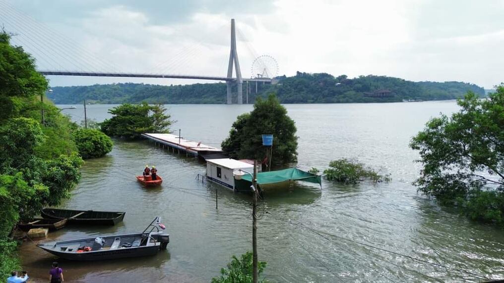 Puerto Tres Fronteras sobre el río Paraná, en Presidente Franco, totalmente rebasado de las aguas. El puerto desapareció y el cruce de balsas a Puerto Iguazú, Argentina, fue suspendido. Foto: Gentileza