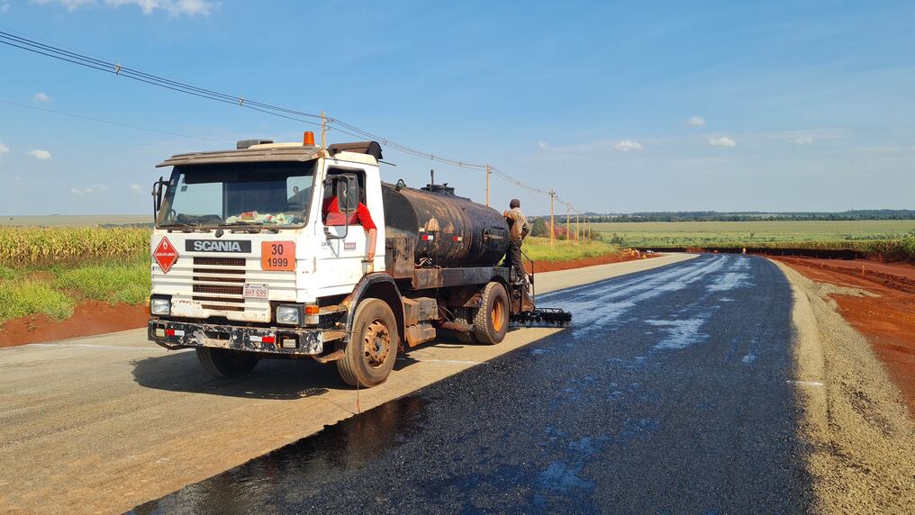 Avanzan las obras de asfaltado del tramo de 61 kilómetros a Puerto Indio en el distrito de Mbaracayu, Alto Paraná. esperan mayor intercambio comercial con Brasil con la conclusión del tramo de todo tiempo. FOTO: Gentileza