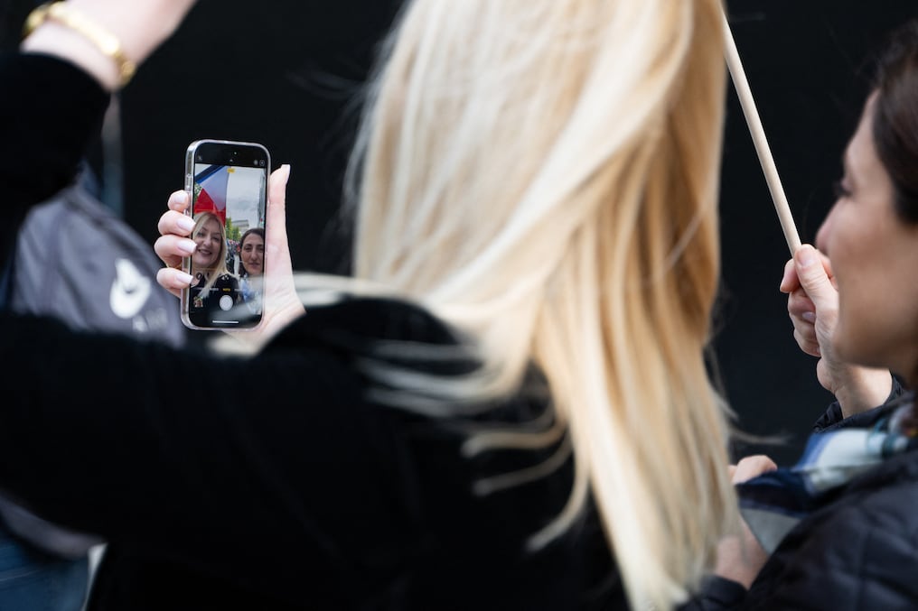 FaceAge es una herramienta con inteligencia artificial que podría darle un nuevo uso a las autofotos. Foto: Leo Vignal/AFP