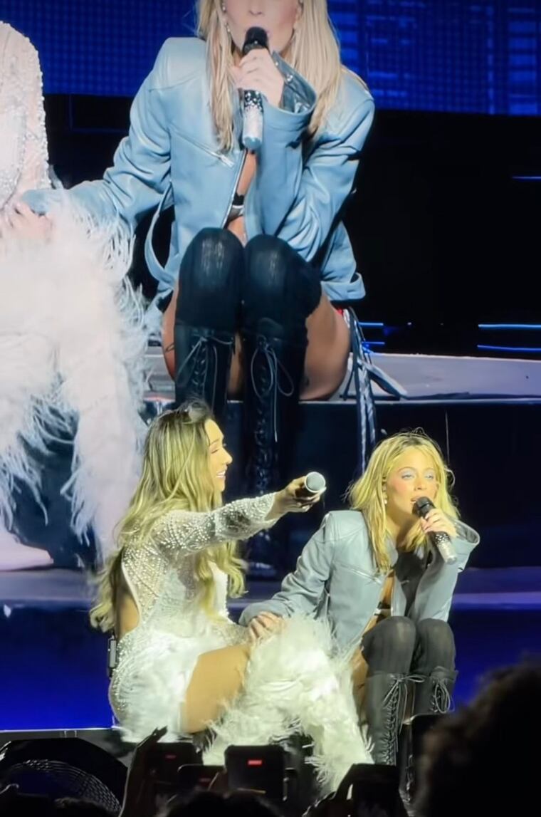 Marilina sobre el escenario del Jockey Club Paraguayo junto a Tini Stoessel. Foto: Instagram - @will_fretes