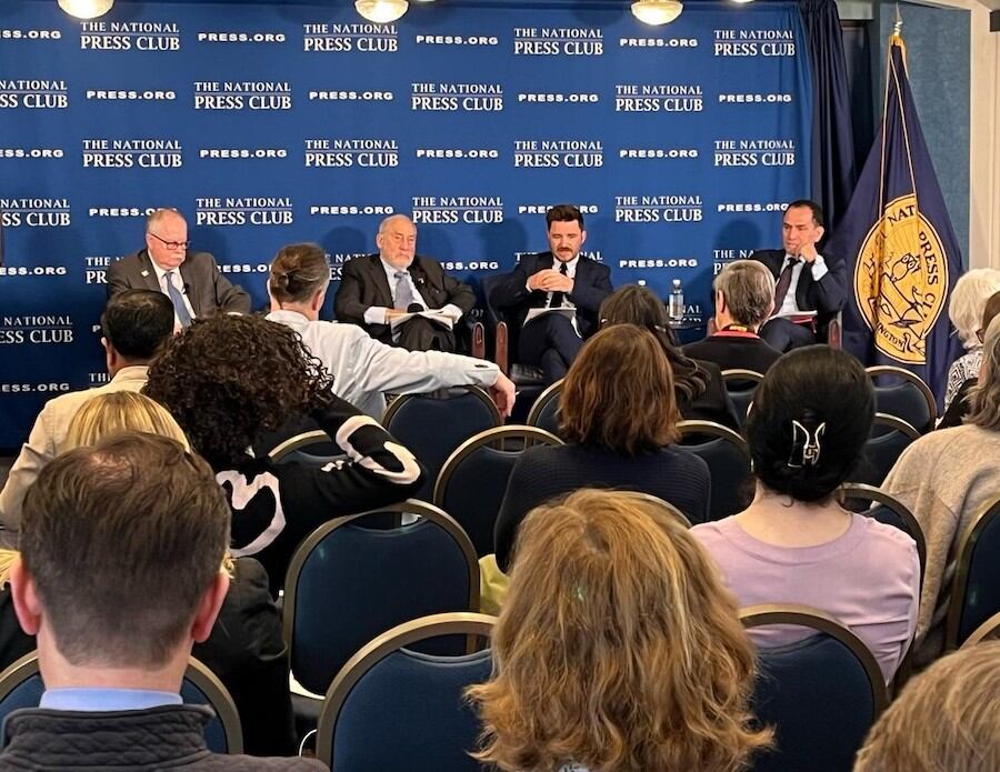 “El periodismo de calidad es un bien público”, sostiene Joseph Stiglitz, Premio Nobel de Economía 2001, en el Club Nacional de la Prensa en Washington DC