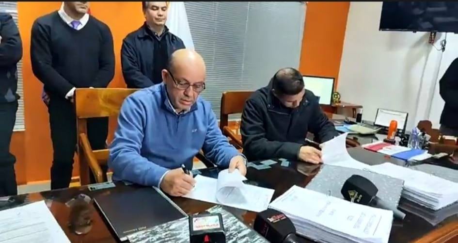 Finalmente, Miguel Prieto procedió a la firma del corte administrativo con el interventor Ramón Ramírez. Foto: Gentileza Radio Itapirú.