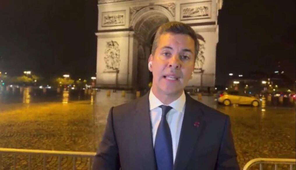 El presidente Santiago Peña dio un mensaje desde Francia respecto a la calificación otorgada por Moody's. Foto: Captura de pantalla