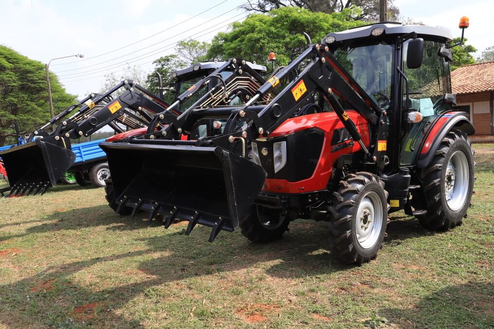 Las maquinarias de trabajo entregadas incluyeron tractores, cortadoras, acoplados para tractor, sembradoras, desmalezadoras, entre otras. Foto: Gentileza