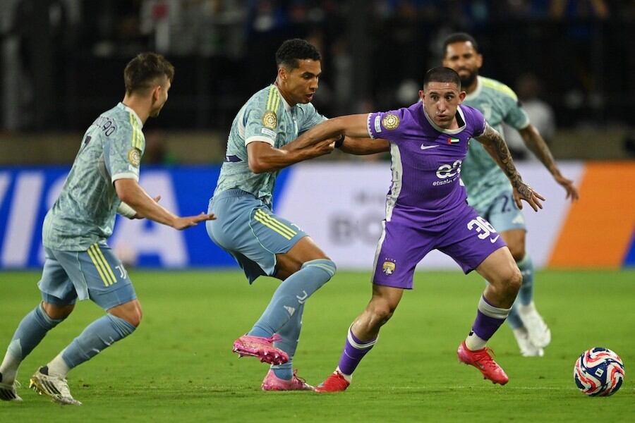 Facundo Zabala, en el partido entre el Al Ain y Juventus. El lateral franjeado está para ser transferido por Olimpia en una suma millonaria al club árabe.FOTO: AFP
