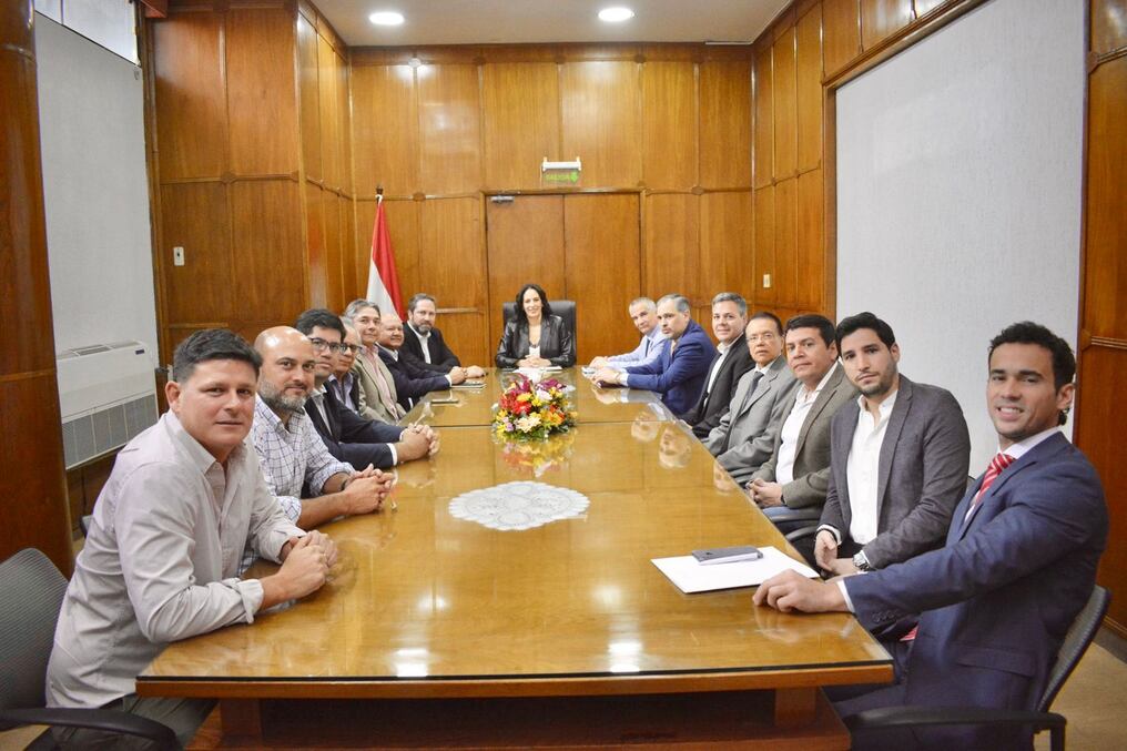 Reunión del MOPC con representantes del gremio vial. Foto: gentileza.