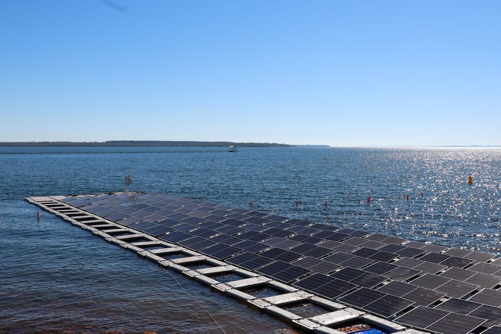 El 9 de setiembre se inici� la instalaci�n del primer conjunto de flotadores de la futura Planta Solar Flotante (PSF) en el embalse de la central hidroel�ctrica. Foto: Itaip�