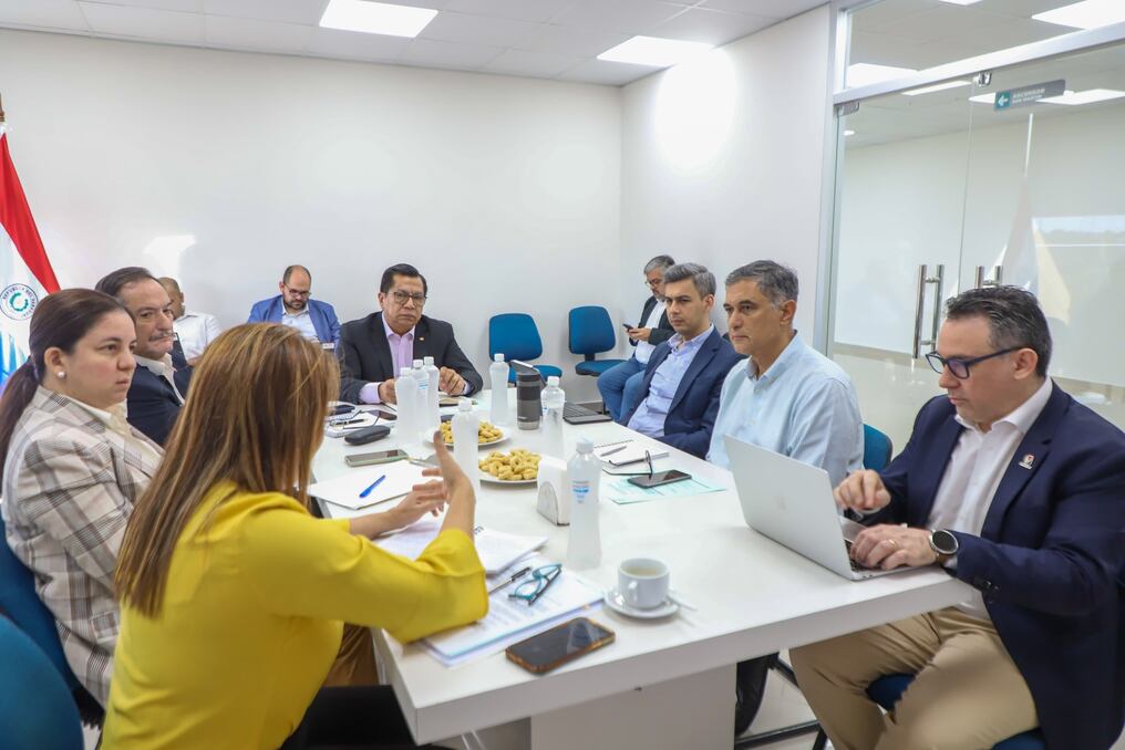 El Gabinete Social, encabezado por el ministro Tadeo Rojas, instaló el equipo técnico que tendrá por objetivo trabajar en estrategias que permitan soluciones para mejorar las condiciones de la clase media. Foto: Gentileza