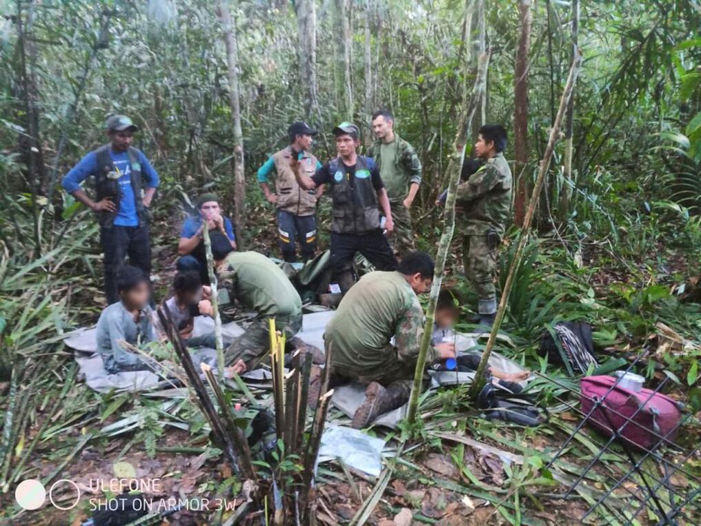 Los cuatro niños colombianos rescatados en la selva ya reciben tratamiento en Bogotá con pronóstico reservado. Foto: AFP