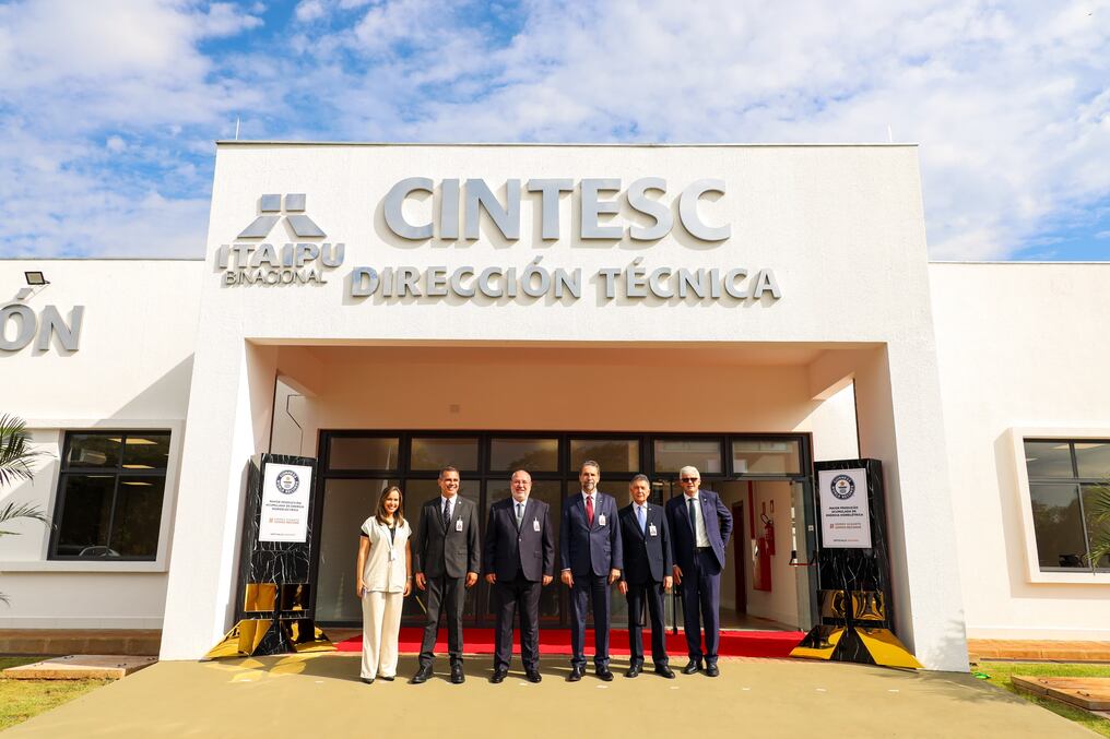 Las autoridades de la hidroeléctrica celebraron la apertura de este centro de capacitación para formar a técnicos. Foto: Itaipú