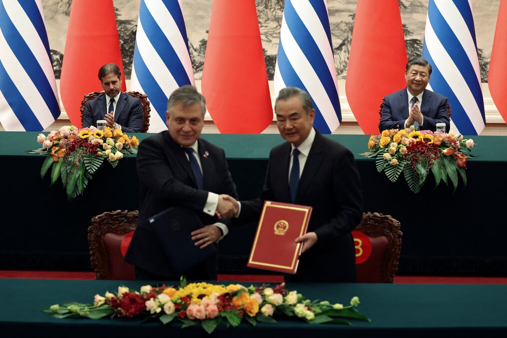 Los cancilleres Omar Paganini y Wang Yi ante los mandatarios Luis Lacalle Pou y Xi Jinping al cerrar un acuerdo en China en el 2023. Foto: AFP