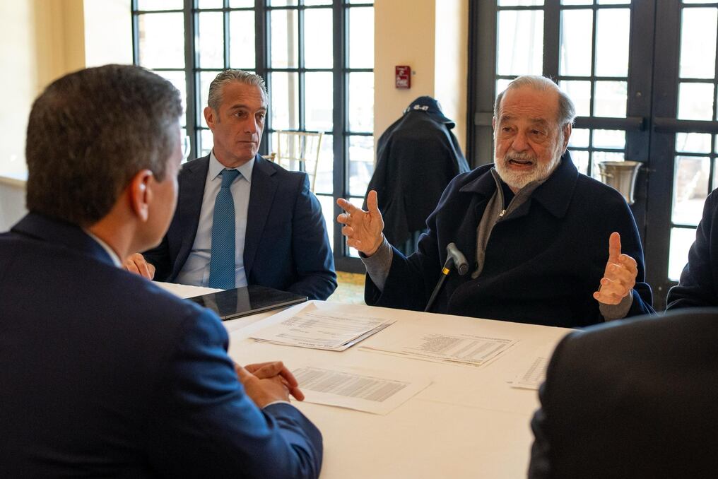 Carlos Slim conversa con Santiago Peña. Foto: @santipenap