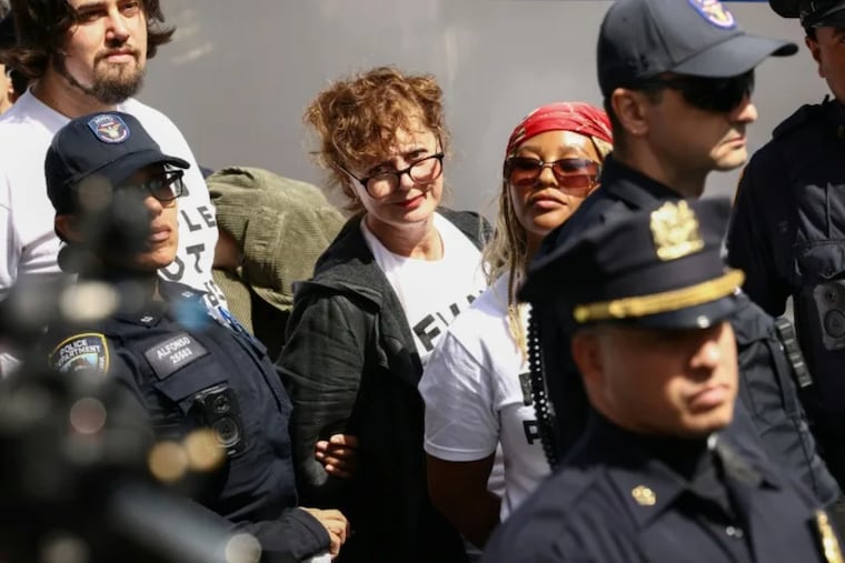 Susan Sarandon, entre el grupo de manifestantes detenidos, frente a la asamblea de la ONU. Foto: Charly Triballeau