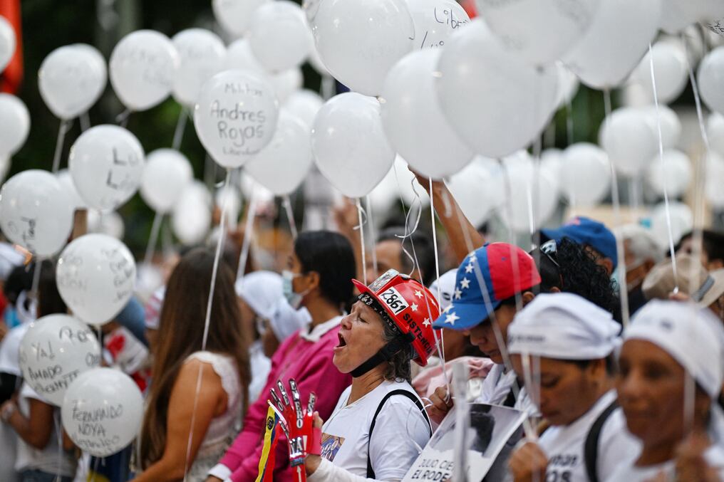 Familiares de personas detenidas protestaron con globos blancos en Caracas, el pasado 1 de diciembre. Foto: Juan Barreto/AFP