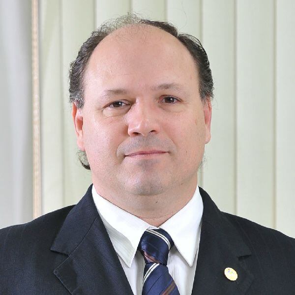 El ingeniero Pedro Domanczky manifestó que las plantas solares acuáticas tienen potencial no solo en Itaipú, sino también en el Chaco y otros en embalses naturales del país. Foto: Gentileza