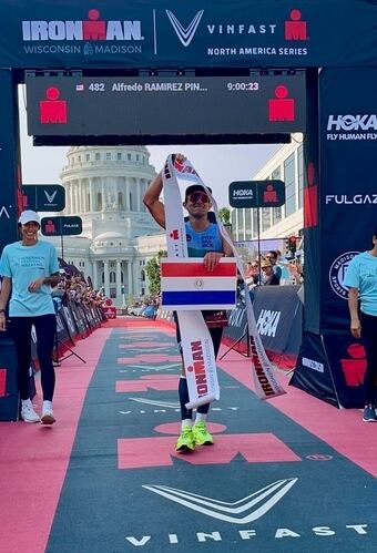 El paraguayo Alfredo Ramírez festeja así en la llegada del Ironman de Wisconsin 2024, una prueba que dominó plenamente. Foto: Gentileza
