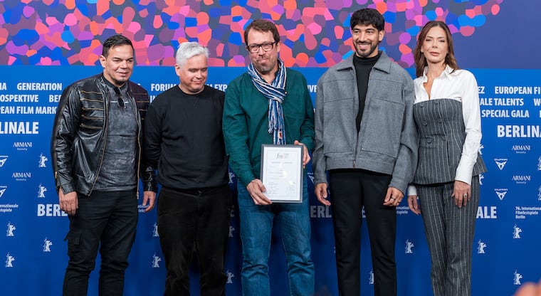 Aníbal Ortíz, Sebastián Peña Escobar, Marcelo Martinessi, Diro Romeero y Belén Vierci, posan con el reconocimiento de Fipresci. Foto: Richard Figueredo