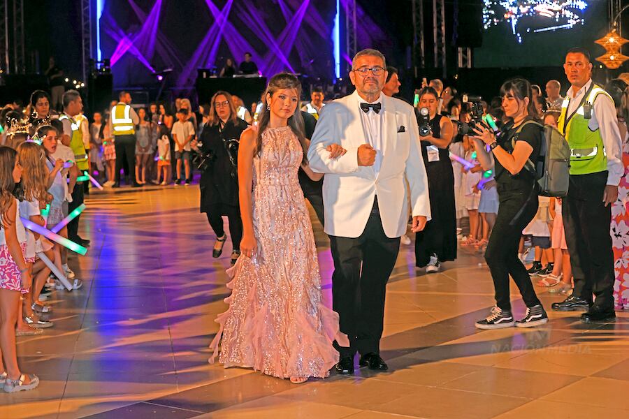 El foco puesto en la princesa del Club, Giannina Etienne Palazón, en su presentación, acompañada por César Benítez Bogado