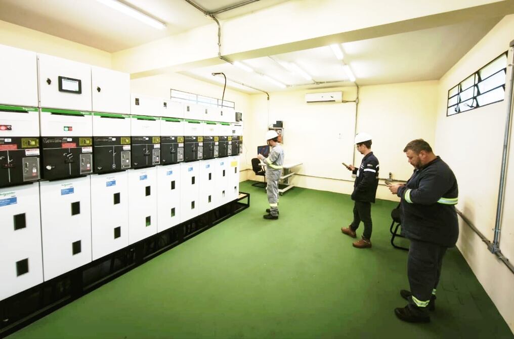 Actualmente ya se est� inyectando energ�a desde la Planta Solar Flotante al Puesto de Distribuci�n, desde donde se realiza la interconexi�n con la Sala de Celdas del �rea prioritaria de Itaip�. Foto: Gentileza